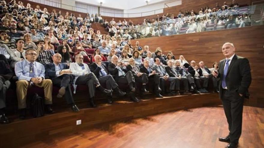 El profesor Martínez Mojica, durante su disertación sobre el CRISPR en el Aula Magna.