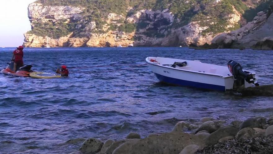 Llega una patera a la Cala de la Barraca de Xàbia con 17 migrantes a bordo