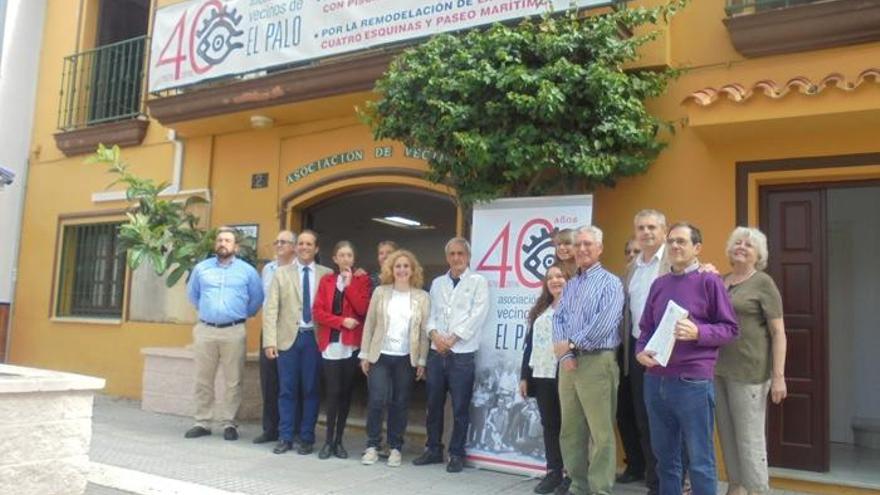 Dirigentes vecinales y políticos ayer, en la presentación de los actos por el 40 aniversario de la asociación.