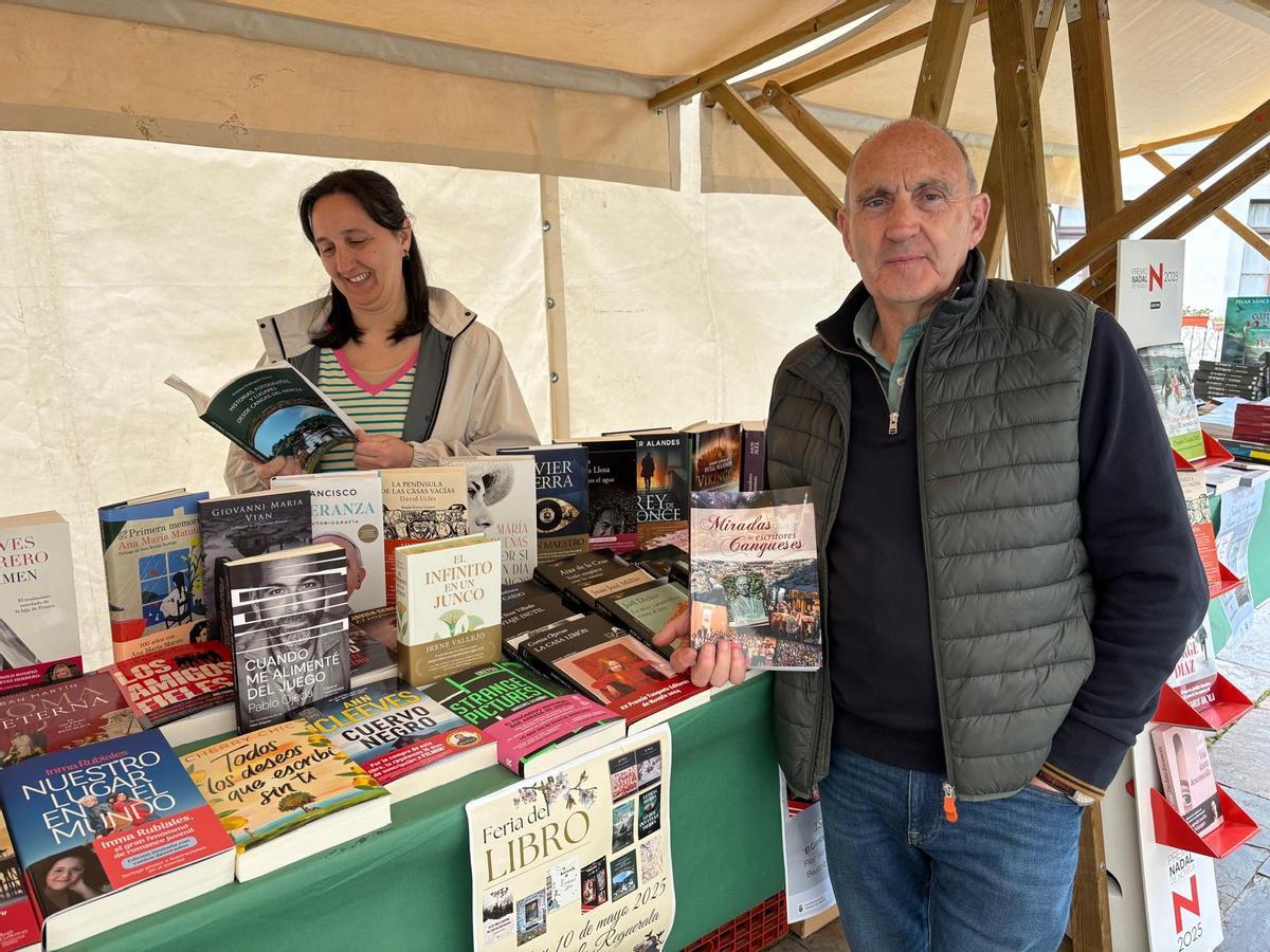 Inma y Toño Fernández en el stand situado en el parque de La Reguerala en la edición de la Feria del Libro del año pasado.