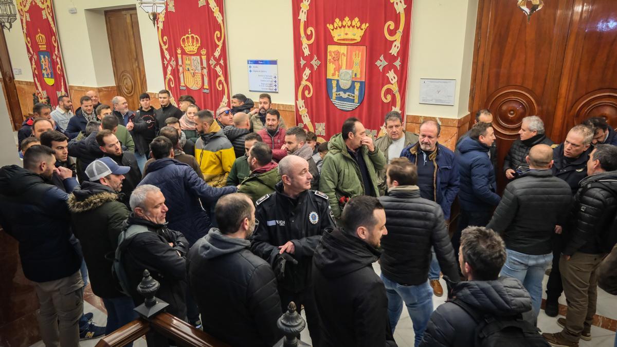 Los policías locales, ayer, en el interior del ayuntamiento.