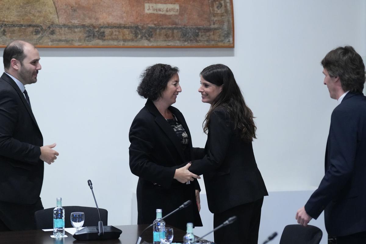 La consellera de Economía, Alicia Romero (i), y la portavoz de Junts en el Parlament, Mónica Sales (d), durante una cumbre de partidos, en el Palau de la Generalitat, a 13 de marzo de 2026, en Barcelona, Catalunya (España). Illa ha convocado una cumbre de partidos para acordar medidas de respuesta urgentes ante las consecuencias económicas de la guerra en Oriente Medio. 13 MARZO 2026 David Zorrakino / Europa Press 13/03/2026. Alicia Romero;Mónica Sales;David Zorrakino;category_code_new