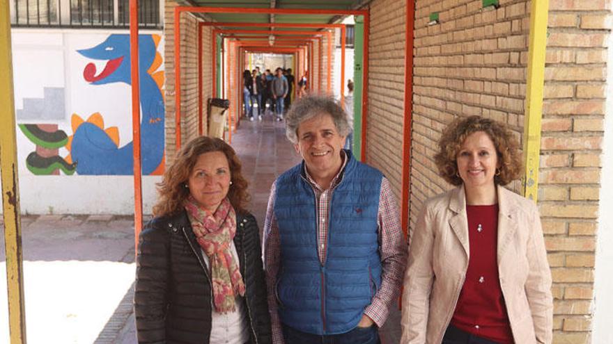 La vicedirectora María Pinazo (izq.) con el profesor y exalumno José Cristóbal Pérez y la secretaria Paqui Lora, esta semana en el instituto.