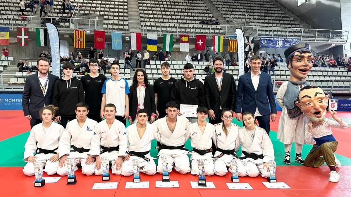 L'equip cadet present a Alacant, amb els tècnics i la medallista olímpica a Barcelona'92 Isabel Fernández