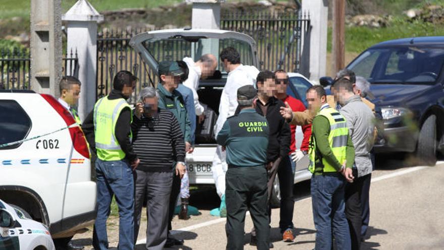 El forense y el juez reciben información de la Guardia Civil.