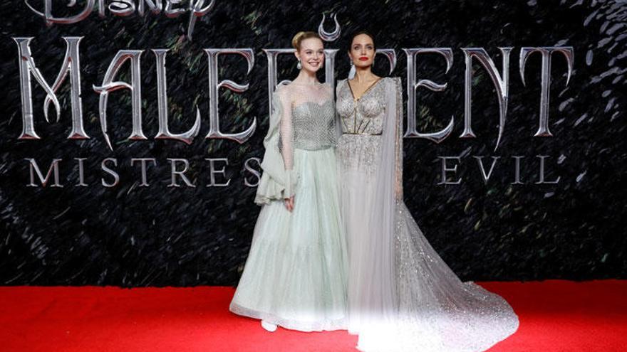Angelina Jolie y Elle Fanning deslumbran como auténticas reinas en Londres