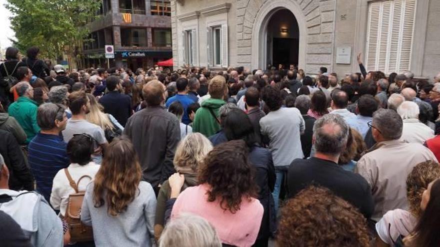 La multitud, concentrada ahir al davant de l&#039;ajuntament de Banyoles.