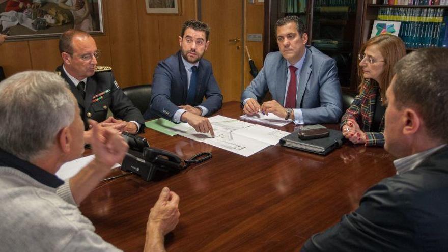 Reunión entre responsables del Ayuntamiento y de la Junta con el gremio del taxi