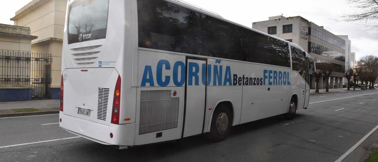 Un autobús de la línea entre A Coruña, Betanzos y Ferrol.   | // VÍCTOR ECHAVE