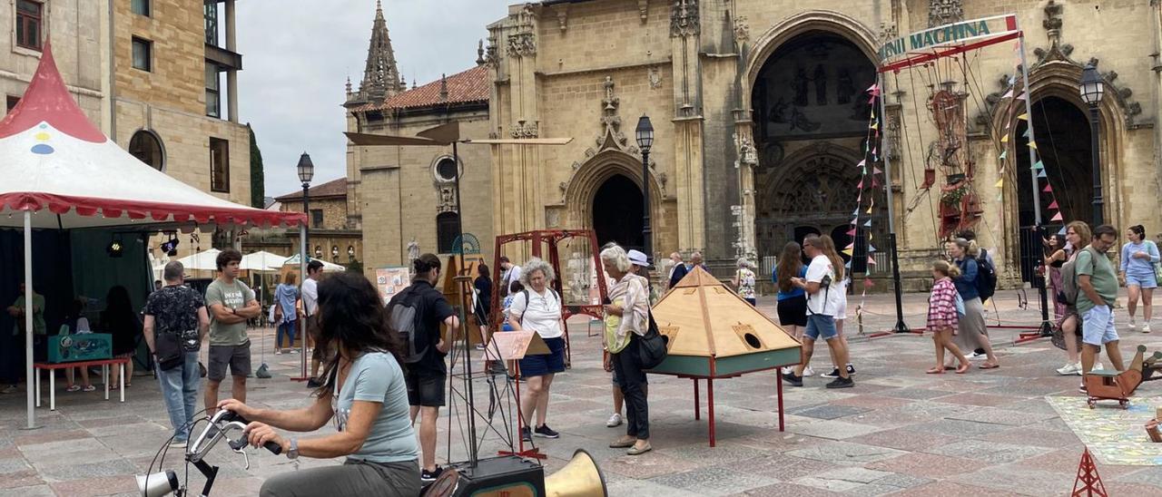 Visitantes disfrutando de alguno de los artilugios del espectáculo que tuvo lugar ayer en la plaza de la Catedral. | A. Manso