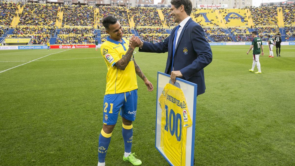 Valerón entrega a Viera la camisa enmarcada de los 100 partidos, en 2017 en el Gran Canaria y antes de medirse a Osasuna.