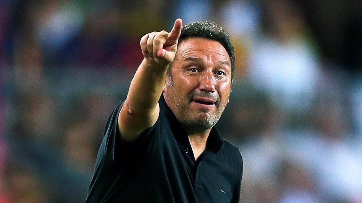 Eusebio da instrucciones durante un partido del Girona.