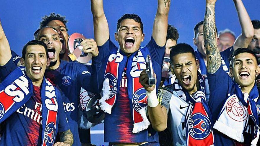El PSG levantando el título de campeón de la Ligue 1.