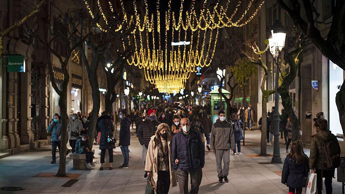 Una familia en el interior de la cortina de luces. |   //BRAIS LORENZO