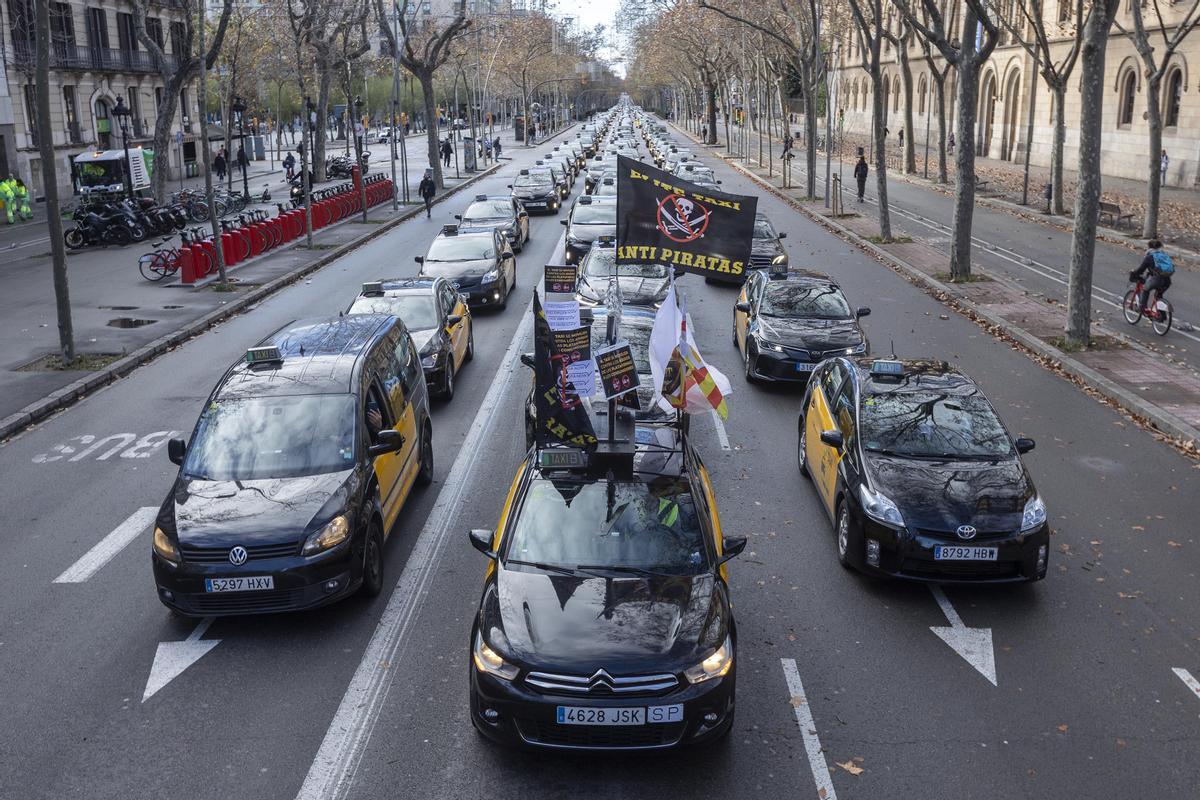Marcha lenta de taxis en Barcelona