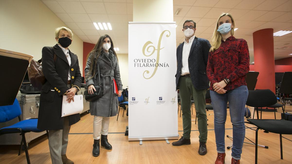 Pilar Rubiera, Raquel Rodríguez, José Luis Costillas e Isabel Rubio, en la sala de ensayos del Campoamor.