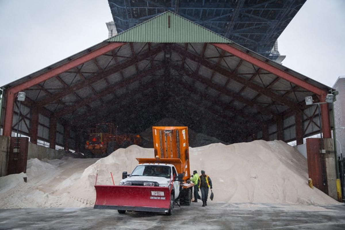 Varios oficiales del Departamento de Sanidad preparan grandes cantidades de sal durante una tormenta de nieve en Nueva York, Estados Unidos, hoy, lunes 26 de enero de 2015. Más de dos mil vuelos han sido cancelados hoy en la ciudad y en el nordeste del país debido al temporal de nieve que afectará con fuerza en las próximas horas a la región, según informes de las compañías aéreas.