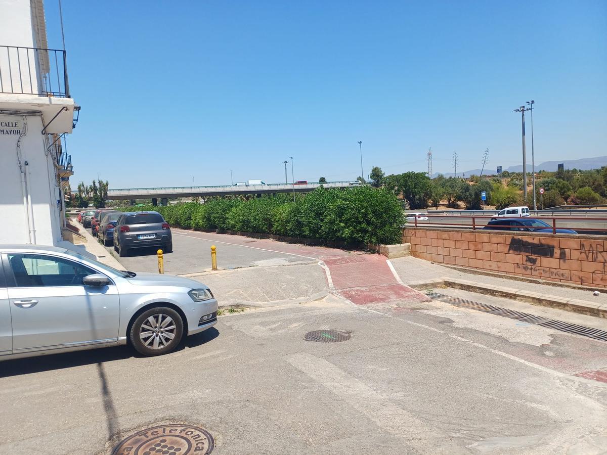 Una de las calles que limita con la autovía a su paso por San Antonio de Benagéber.