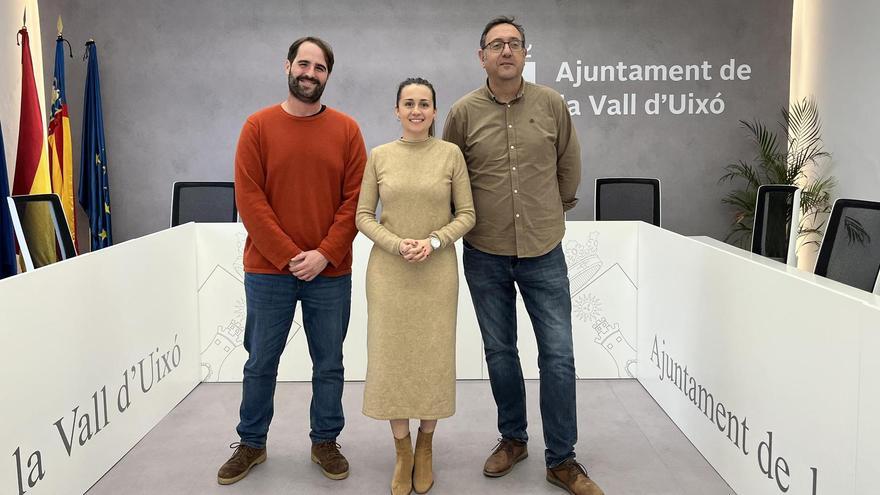 De izquierda a derecha, los portavoces del tripartito de la Vall d'Uixó: Marc Seguer (EU-Podem), Tania Baños (PSPV-PSOE) y Fernando Daròs (Compromís), unidos para exigir las obras del segundo polideportivo.