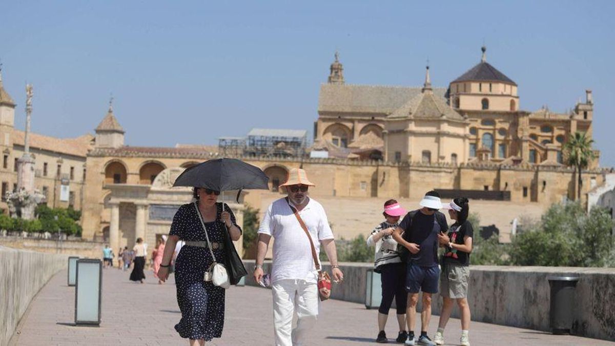 Gente por la calle en el entorno de la Mezquita y el Puente Romano