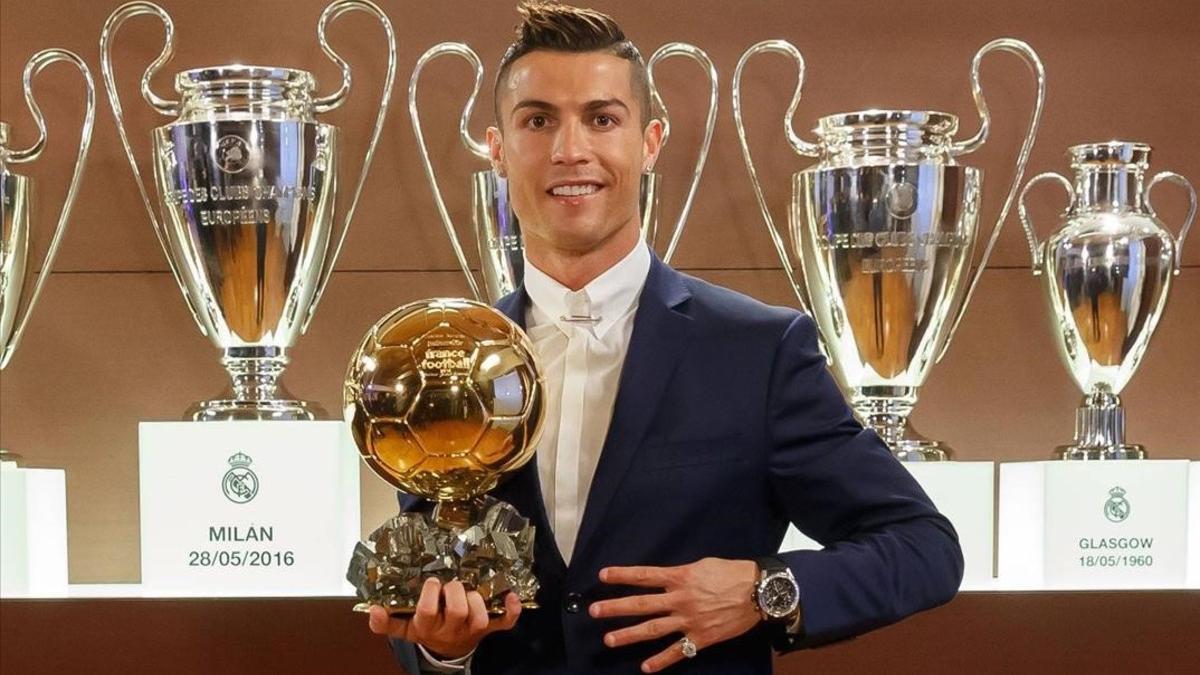 Ronaldo posa con su cuarto Balón de Oro.