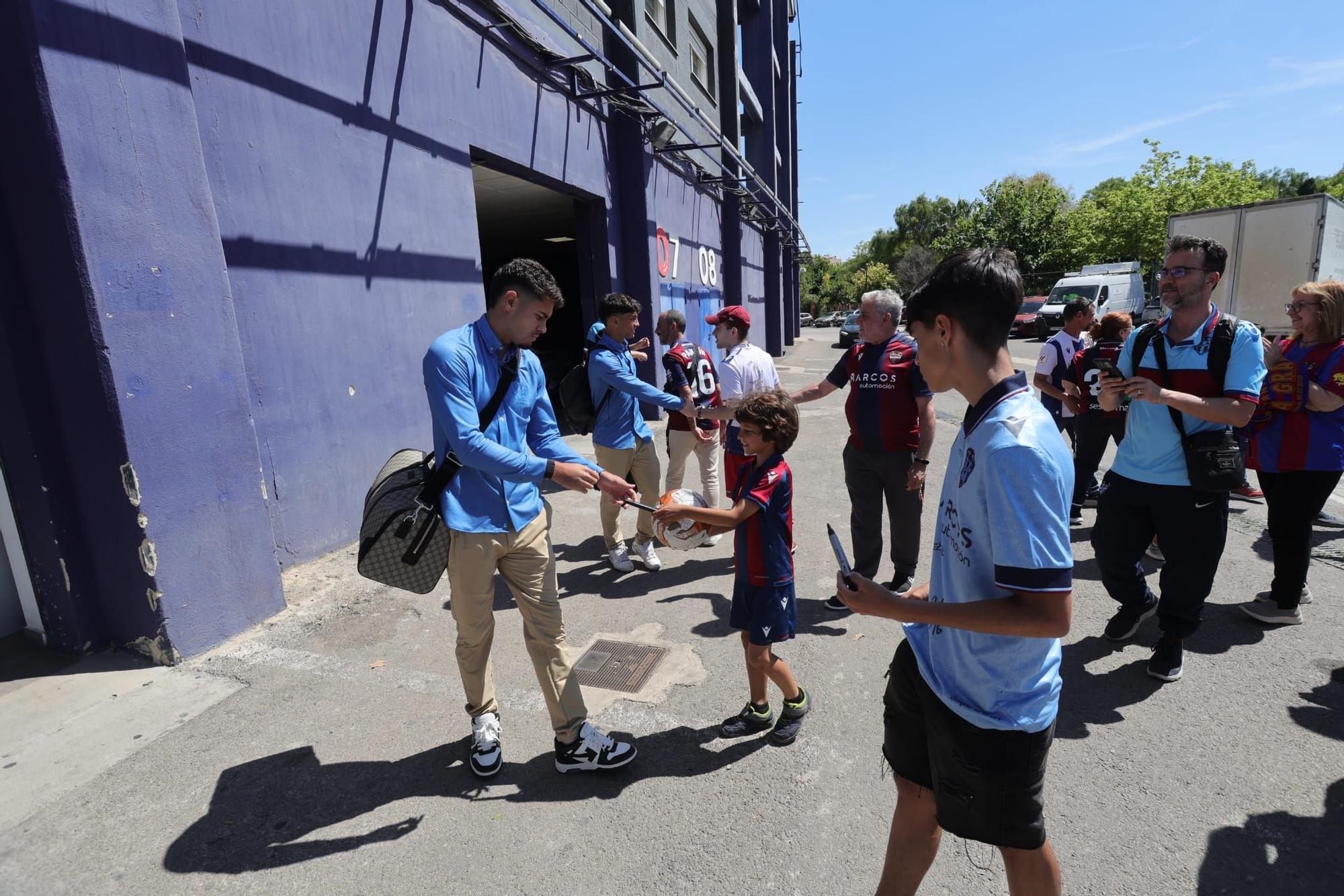 Algunos aficionados desean suerte al Levante UD antes de viajar a Buegos