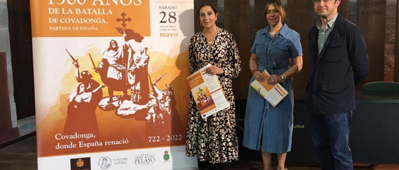 Por la izquierda, Marifé Gómez, Mónica Gutiérrez y Antonio de Luis, en el Aula del Reino de Asturias, durante la presentación de las jornadas. | M. Villoria