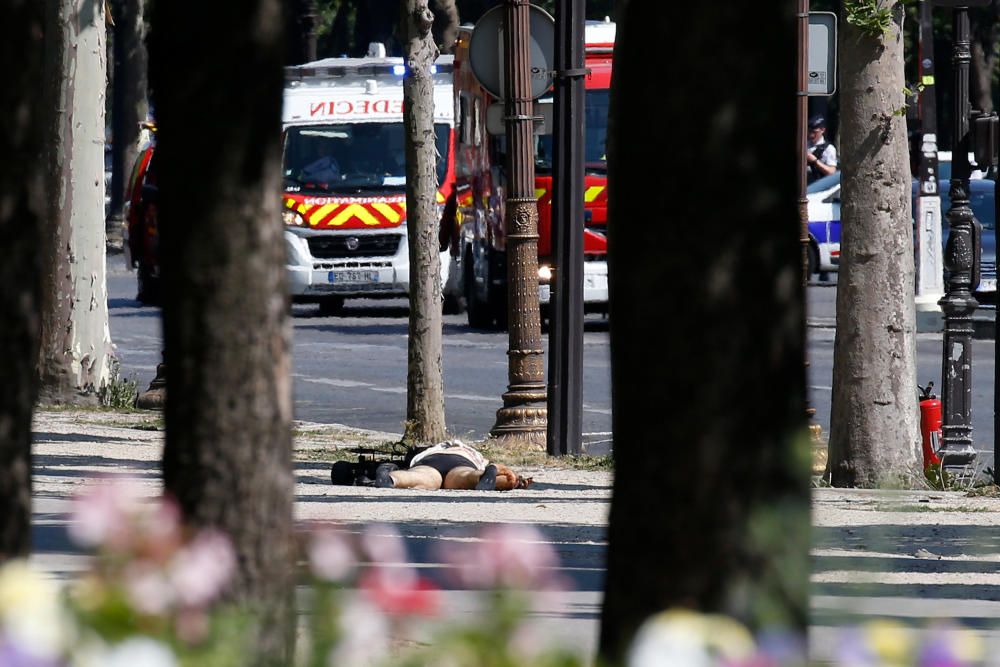 Las imágenes del ataque a un furgón policial en París