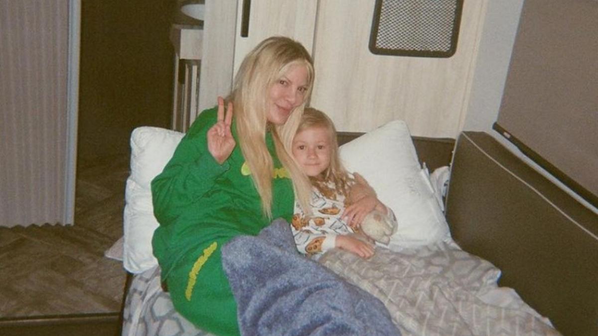 Preocupación por las condiciones de vida de Tori Spelling: vive en una caravana