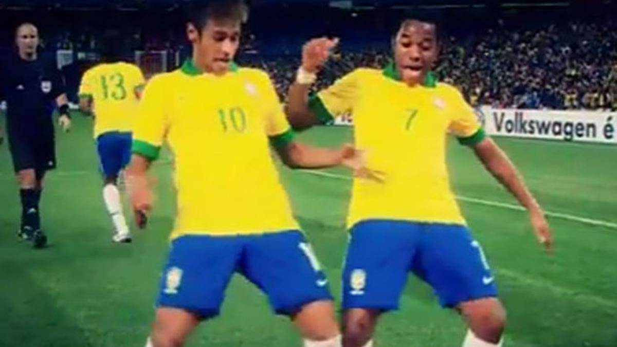 Neymar y Robinho, celebrando el gol ante Chile