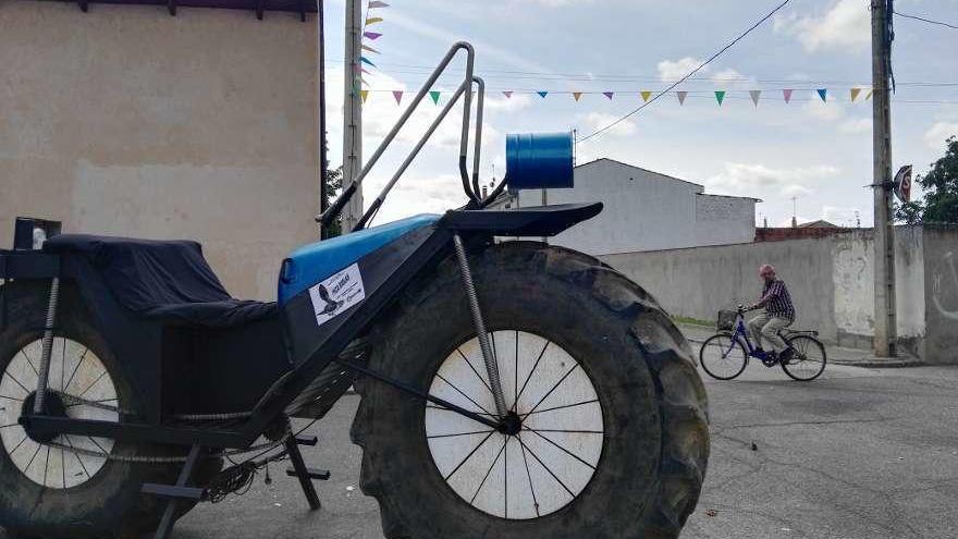 Una gran moto recibe a los participantes en la cita motera de Santa Cristina.