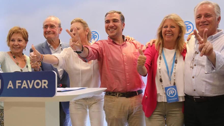 Los representantes de la candidatura popular celebran su victoria en la sede de Málaga capital.