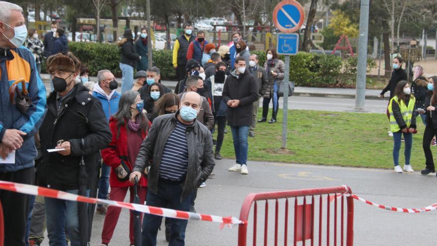 Cues per votar al Pavelló de Fontajau