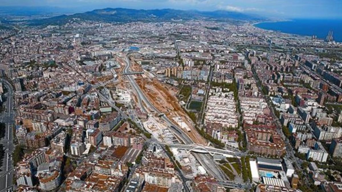 Estación del AVE en obras, en abril, en torno a la que se realizará el plan urbanístico, entre la calle de La Sagrera (diagonal de la izquierda) y las vías.