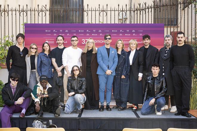 Foto de familia del equipo directivo de la 37ª edición de la 080 Barcelona Fashion, así como algunos de sus diseñadores, en la presentación, hoy, en el hotel Me de Barcelona.