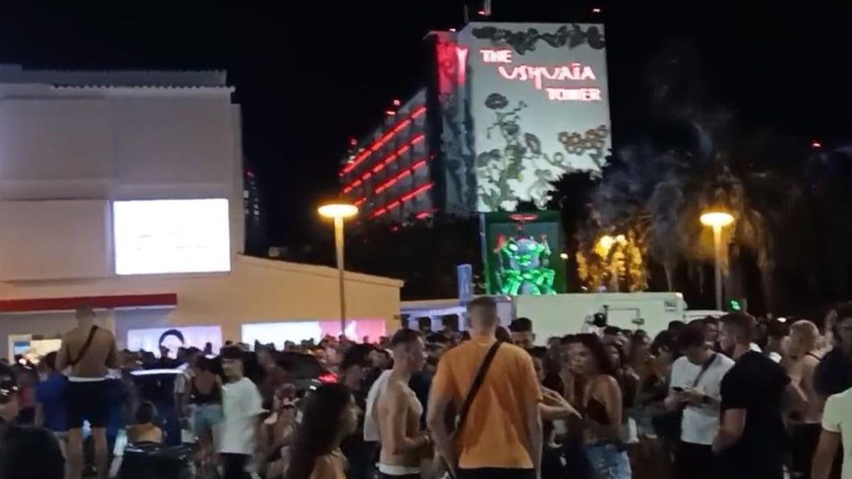 Los asistentes a la fiesta Ants abandonan el recinto de la discoteca.