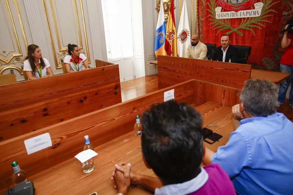 El Ayuntamiento homenajea a las medallistas grancanarias de baloncesto