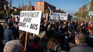 Una manifestación corta la Gran Via contra la pérdida de aparcamiento en Barcelona