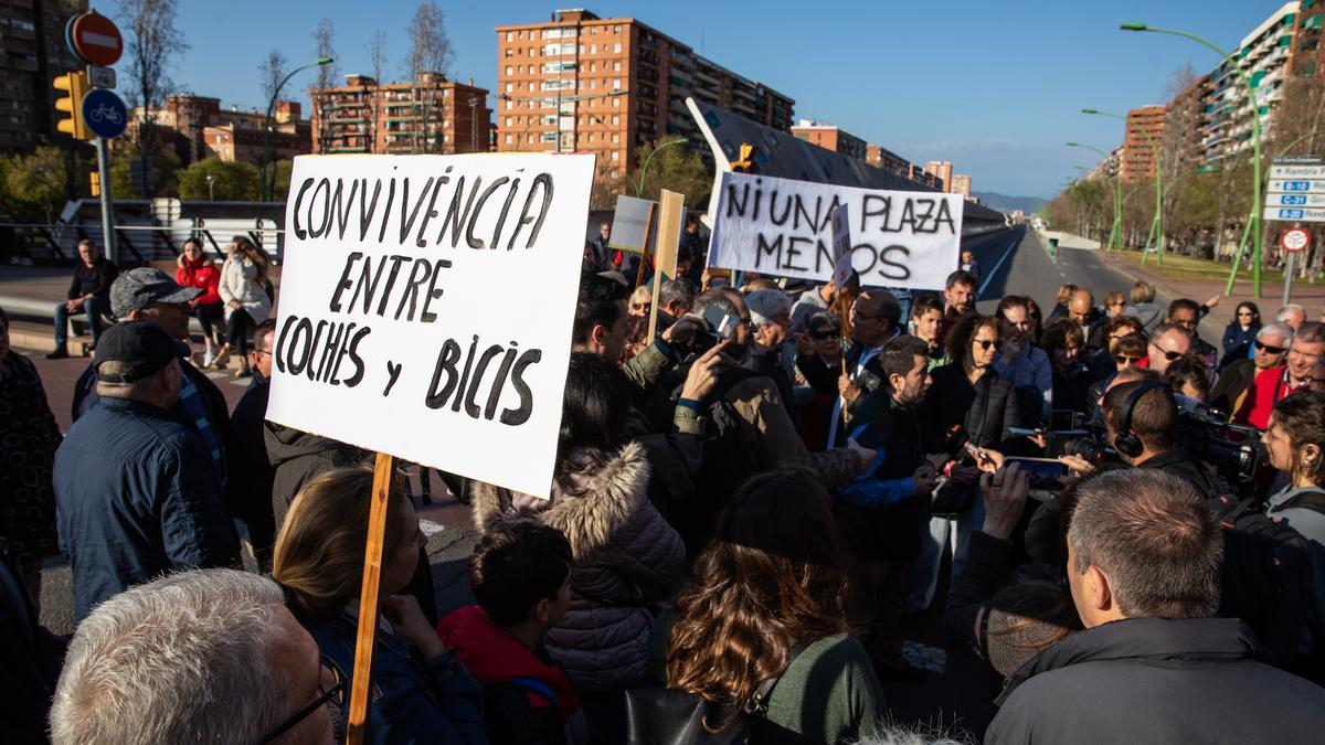 Un grupo de manifestantes corta el tráfico en la Gran Via, en Barcelona, contra la pérdida de plazas de aparcamiento en Sant Martí por unas obras.