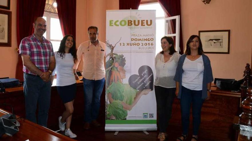 Juncal, Carballo, Castro, Cabodevila y Gómez con el cartel de la feria ecológica. // Gonzalo Núñez