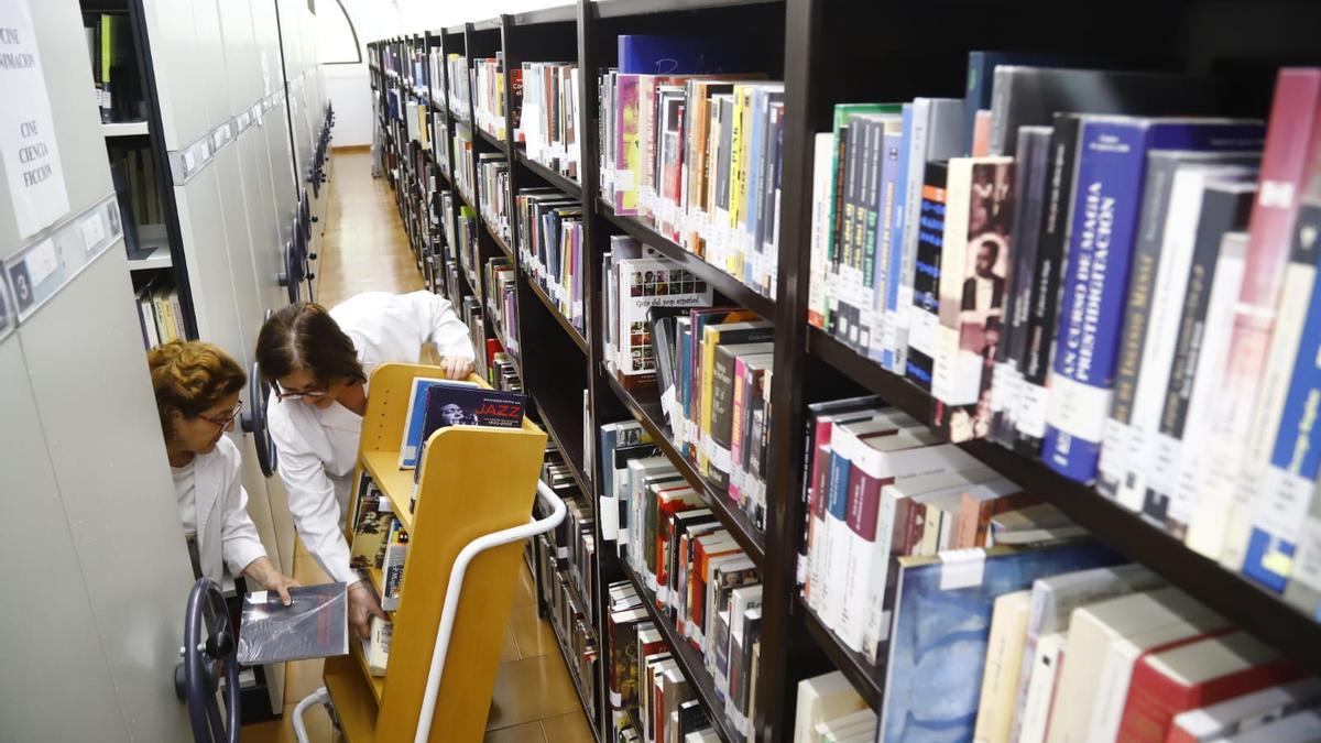 Preparación de los fondos bibliográfico de la biblioteca de Amador de los Ríos que se trasladarán al nuevo edificio.