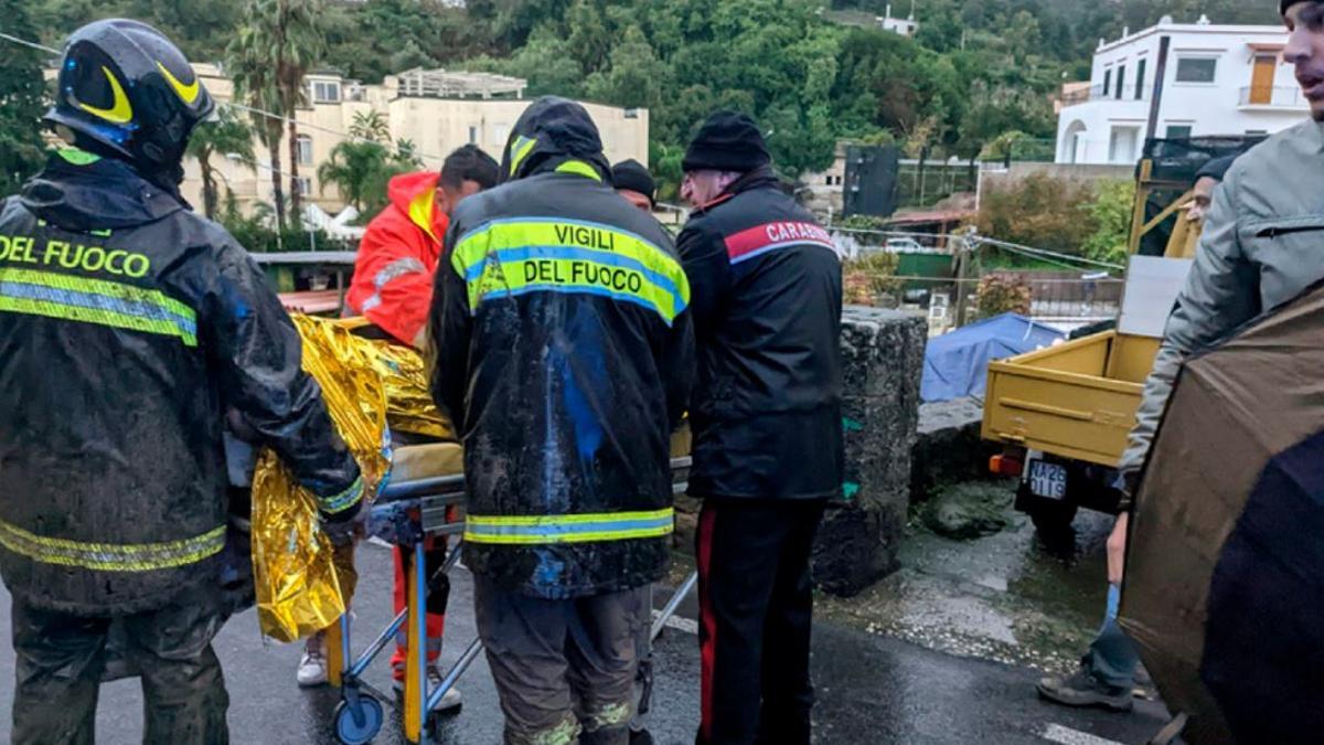 Los servicios de emergencia realizando las labores de rescate.