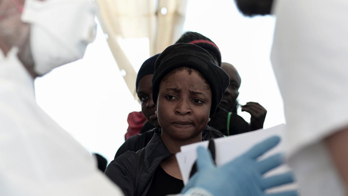 Una mujer desembarca del Aquarius en el puerto de València, en el año 2018.