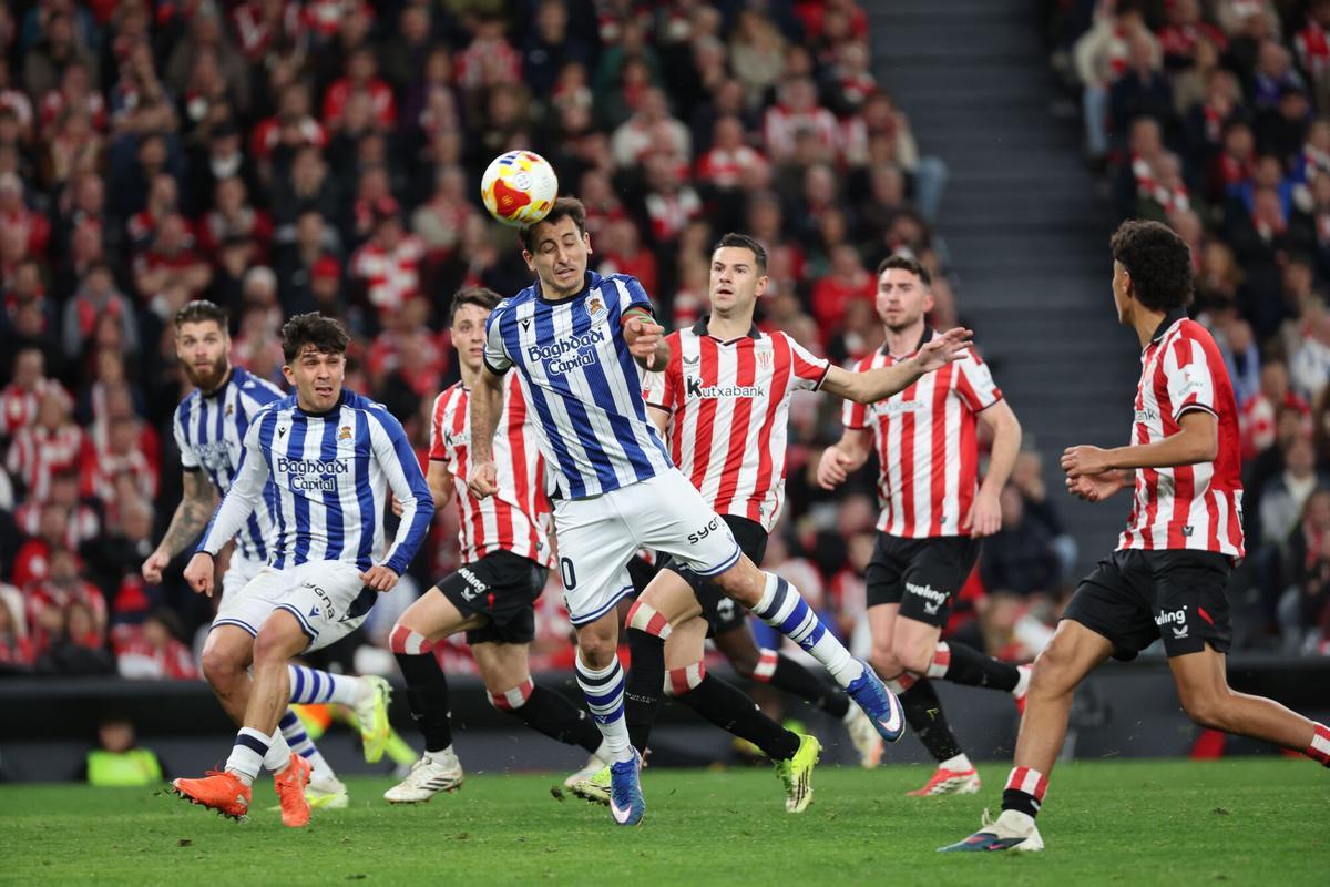 Mikel Oyarzabal cabecea un balón durante el partido de ida de la semifinales de la Copa del Rey