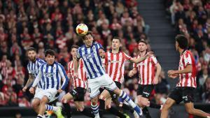 El delantero de la Real Mikel Oyarzabal (c) cabecea un balón durante el partido de ida de la semifinales de la Copa del Rey que Athletic Club y Real Sociedad disputado en el estadio de San Mamés, en Bilbao. EFE/Luis Tejido