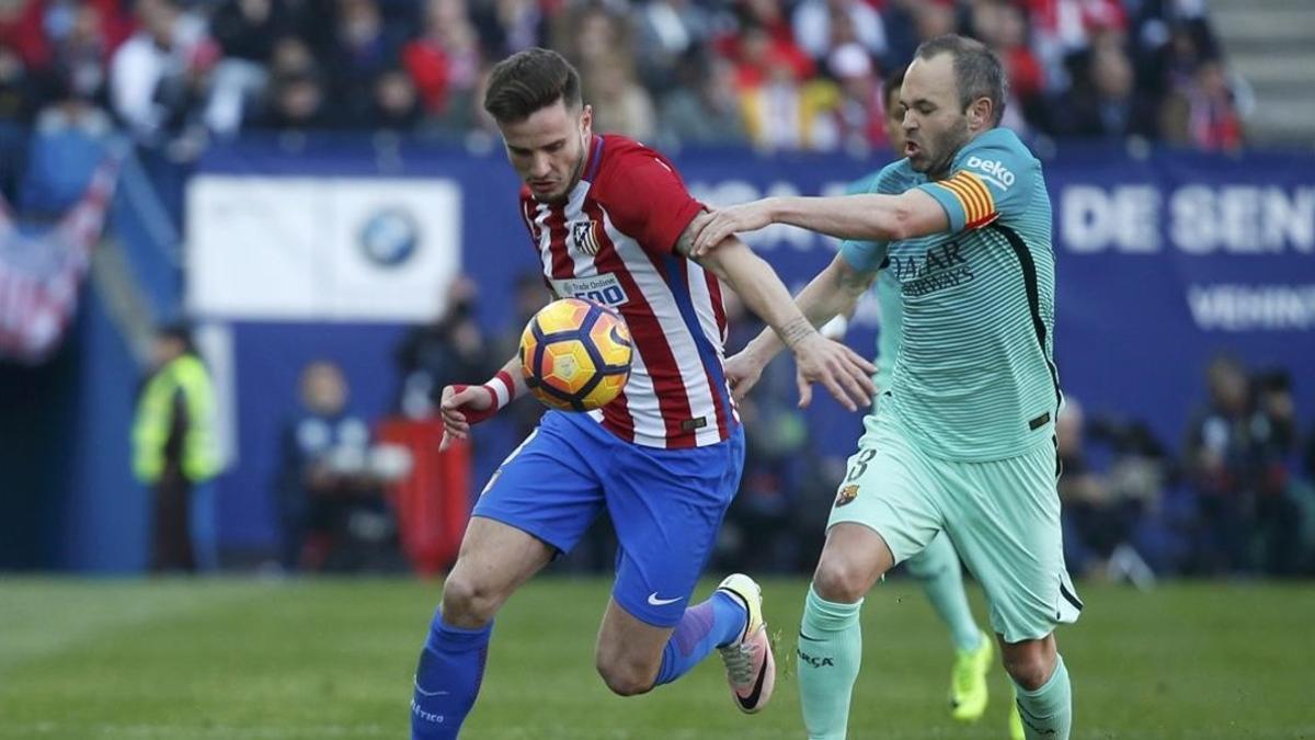 Iniesta pelea por el balón con Saúl, el jugador del Atlético, en el Calderón.