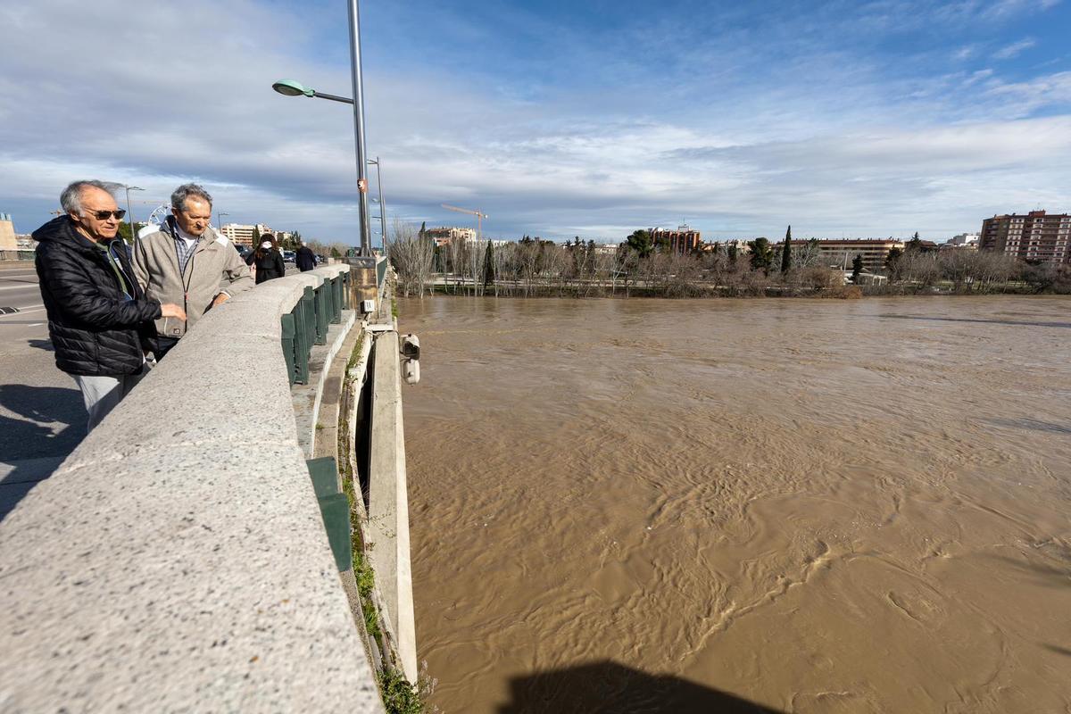 En imágenes I Así está el río Ebro a su paso por Zaragoza este lunes