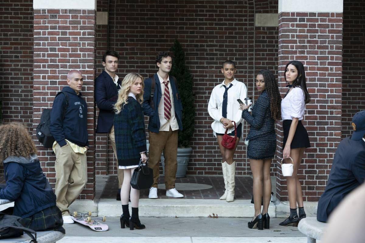El cast de la serie GossipGirl (Jordan Alexander, Evan Mock y Emily Alyn Lind, entre otros), en una imagen promocional