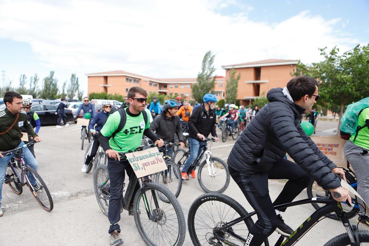 Bicicletada desde el IES Ítaca para reclamar seguridad jurídica para los profesores en las salidas extraescolares.
