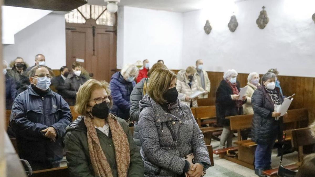 Vecinos de Ceares, ayer, durante la misa por el patrón. | M. L.